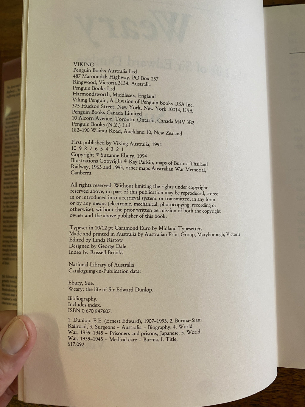 Weary; The Life of Sir Edward Dunlop - Ebury, Sue