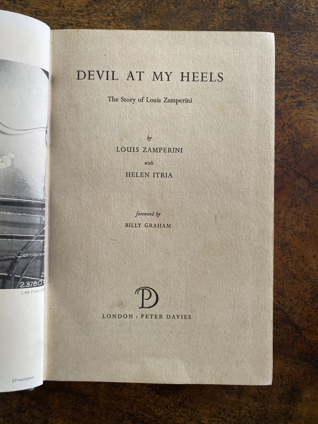 Devil At My Heels: The Story Of Louis Zamperini - Zamperini, Louis & Itria, Helen