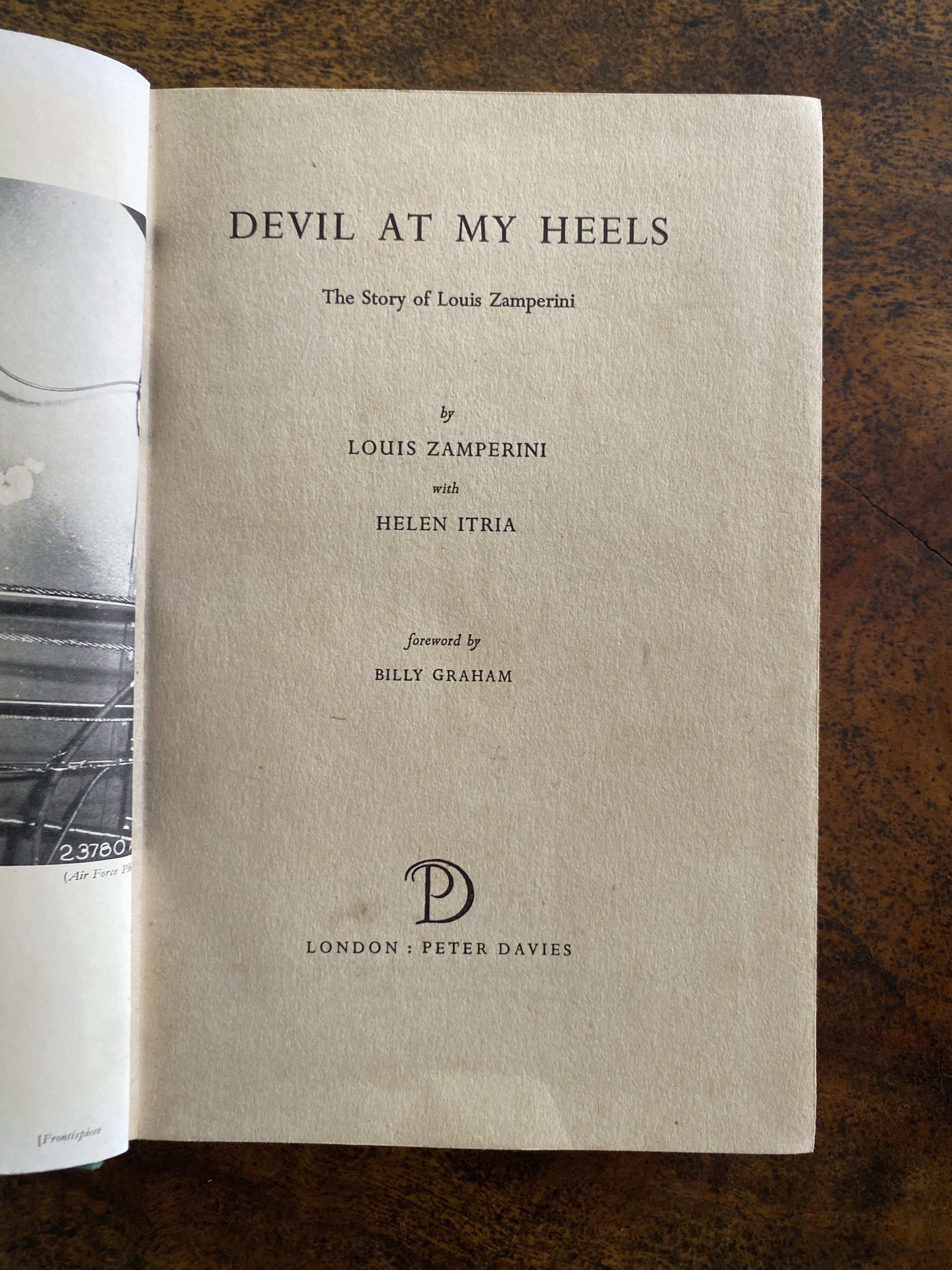 Devil At My Heels: The Story Of Louis Zamperini - Zamperini, Louis & Itria, Helen