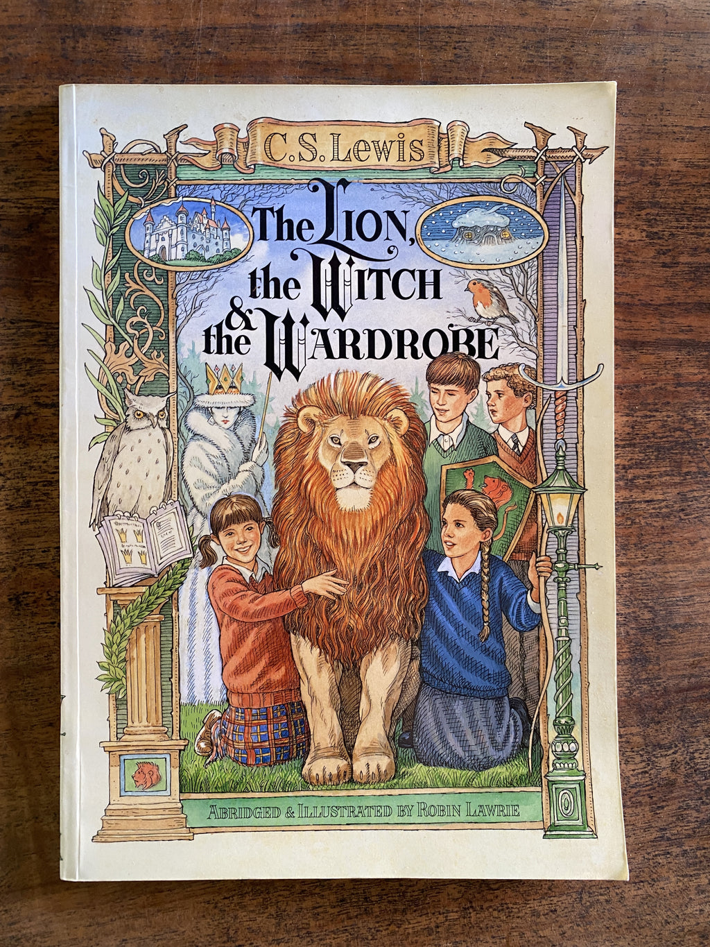 The Lion, the Witch and the Wardrobe - Lewis, C. S, abridged and illustrated by Lawrie, Robin