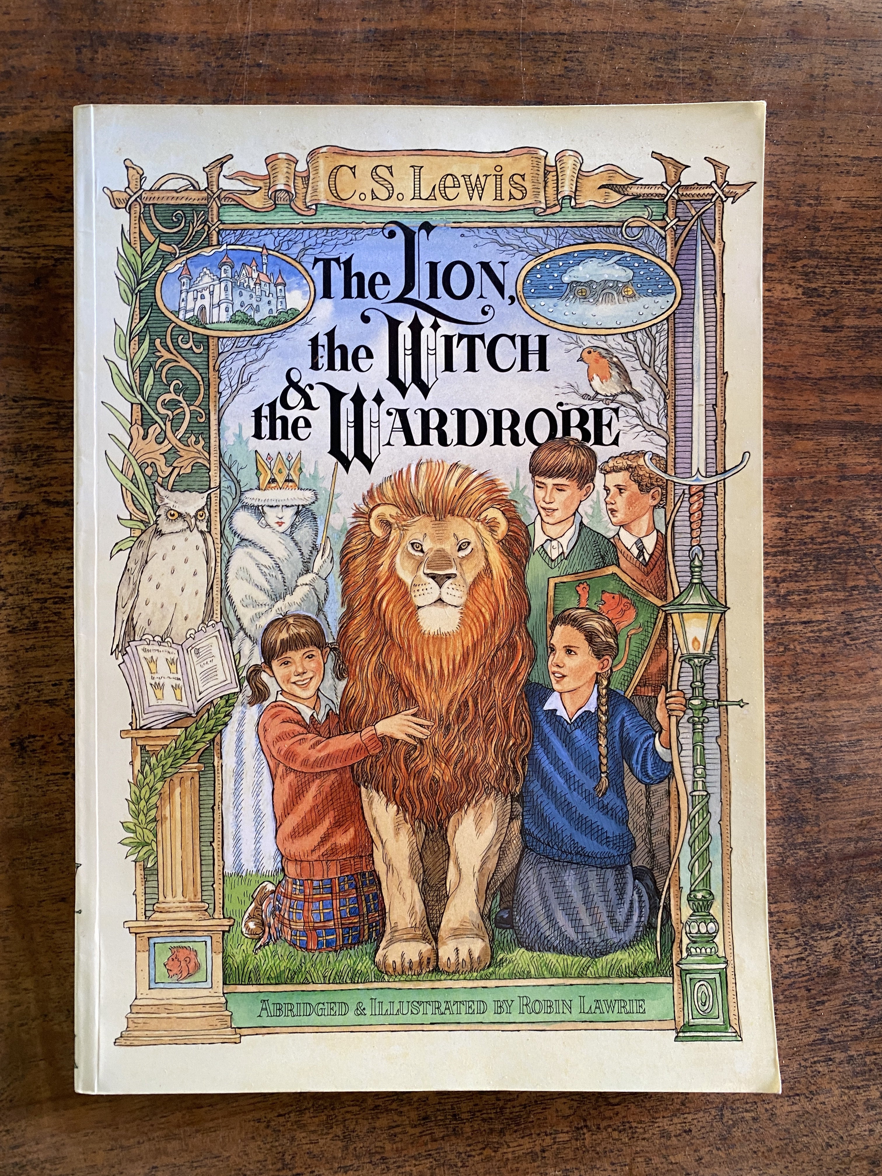 The Lion, the Witch and the Wardrobe - Lewis, C. S, abridged and illustrated by Lawrie, Robin