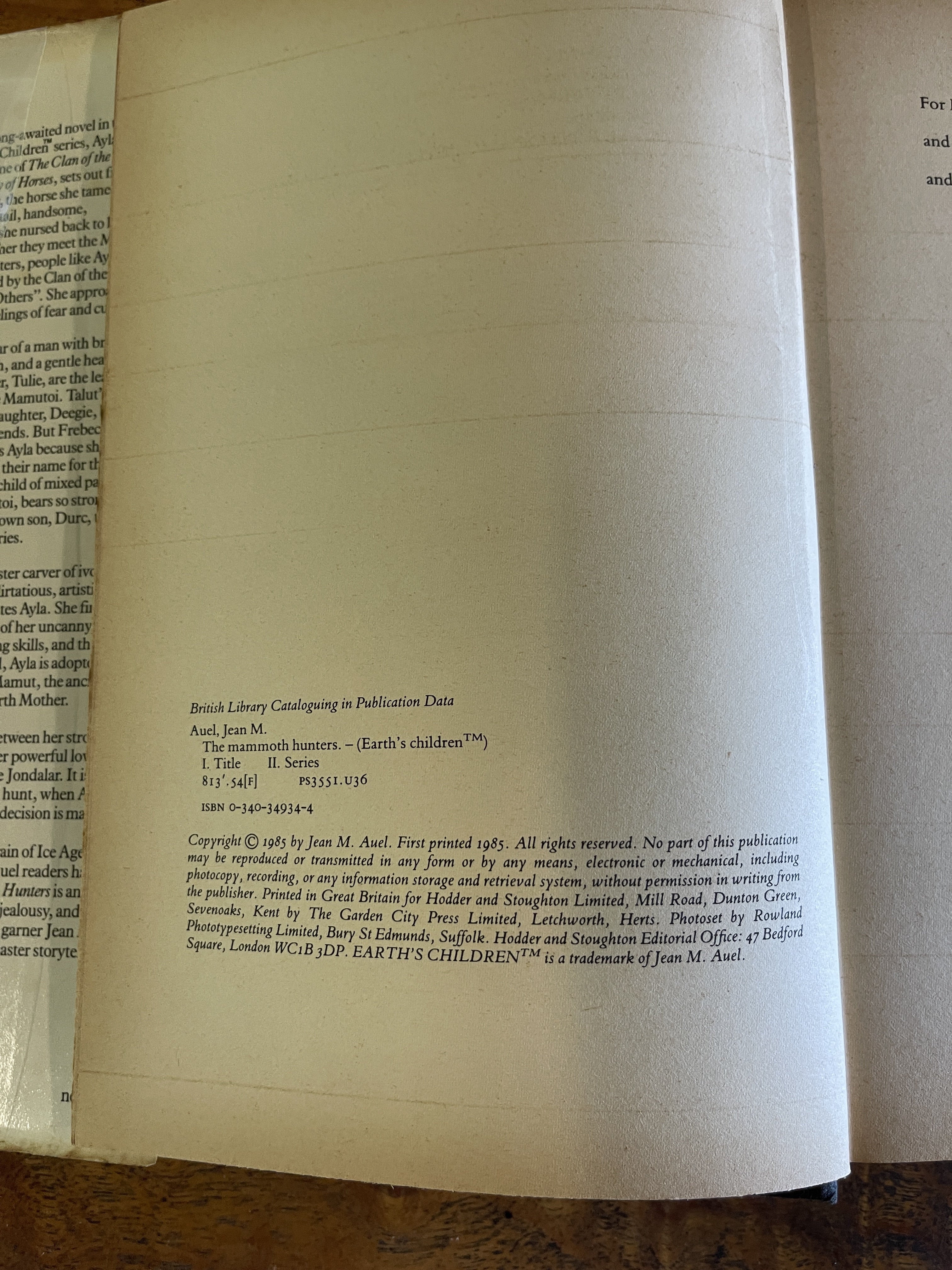 The Mammoth Hunters - Auel, Jean M.