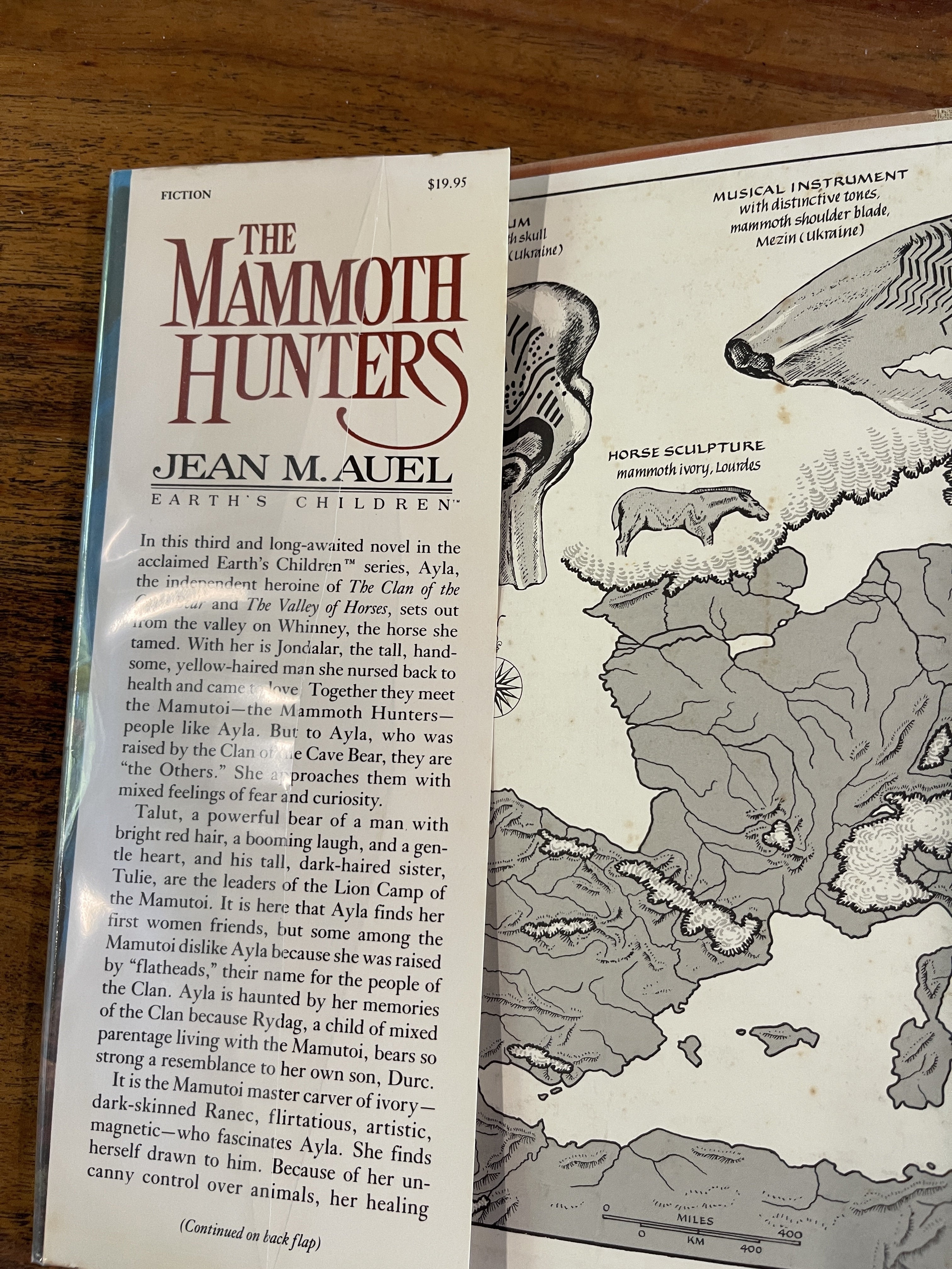 The Mammoth Hunters - Auel, Jean M.
