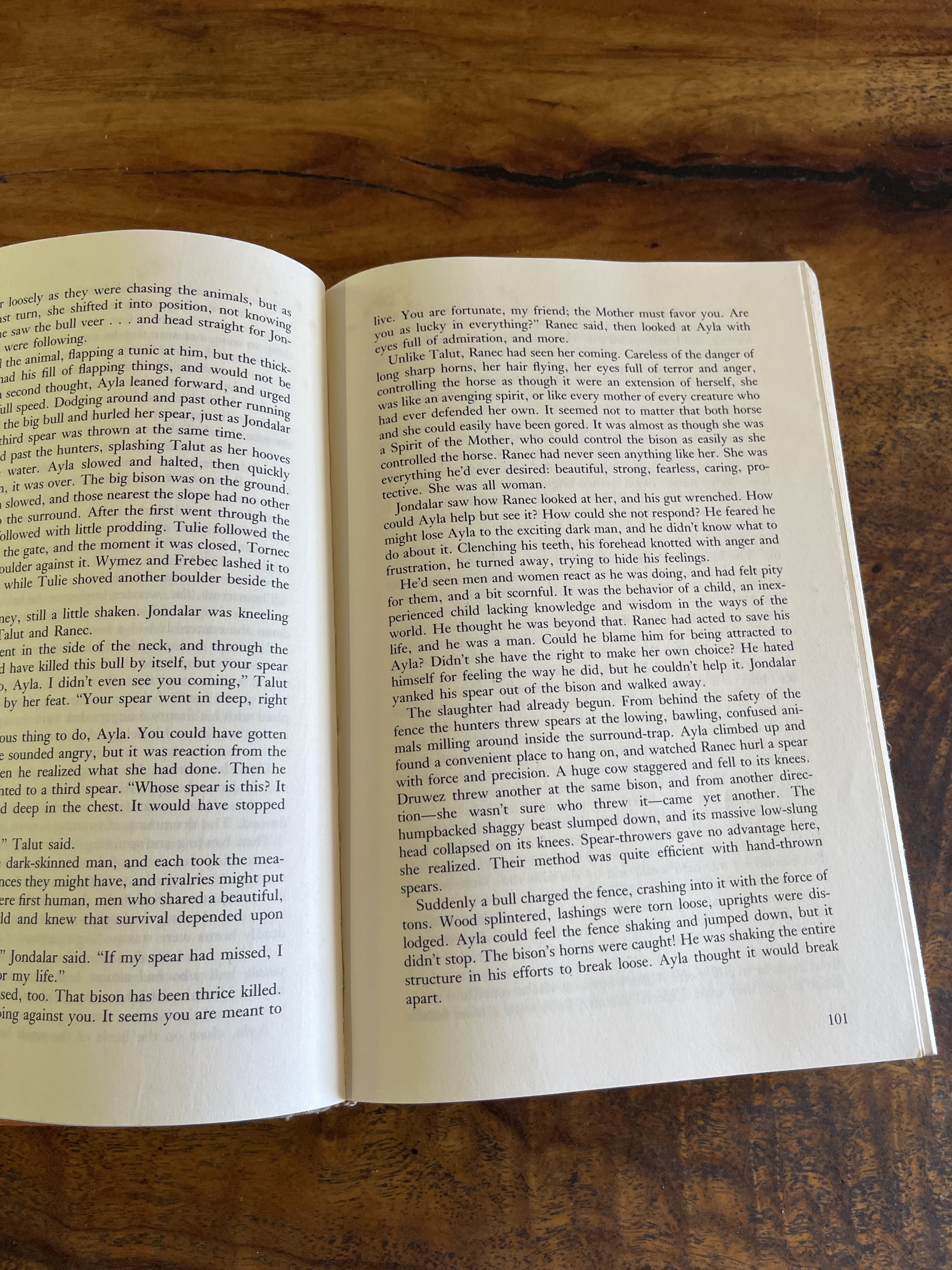 The Mammoth Hunters - Auel, Jean M.