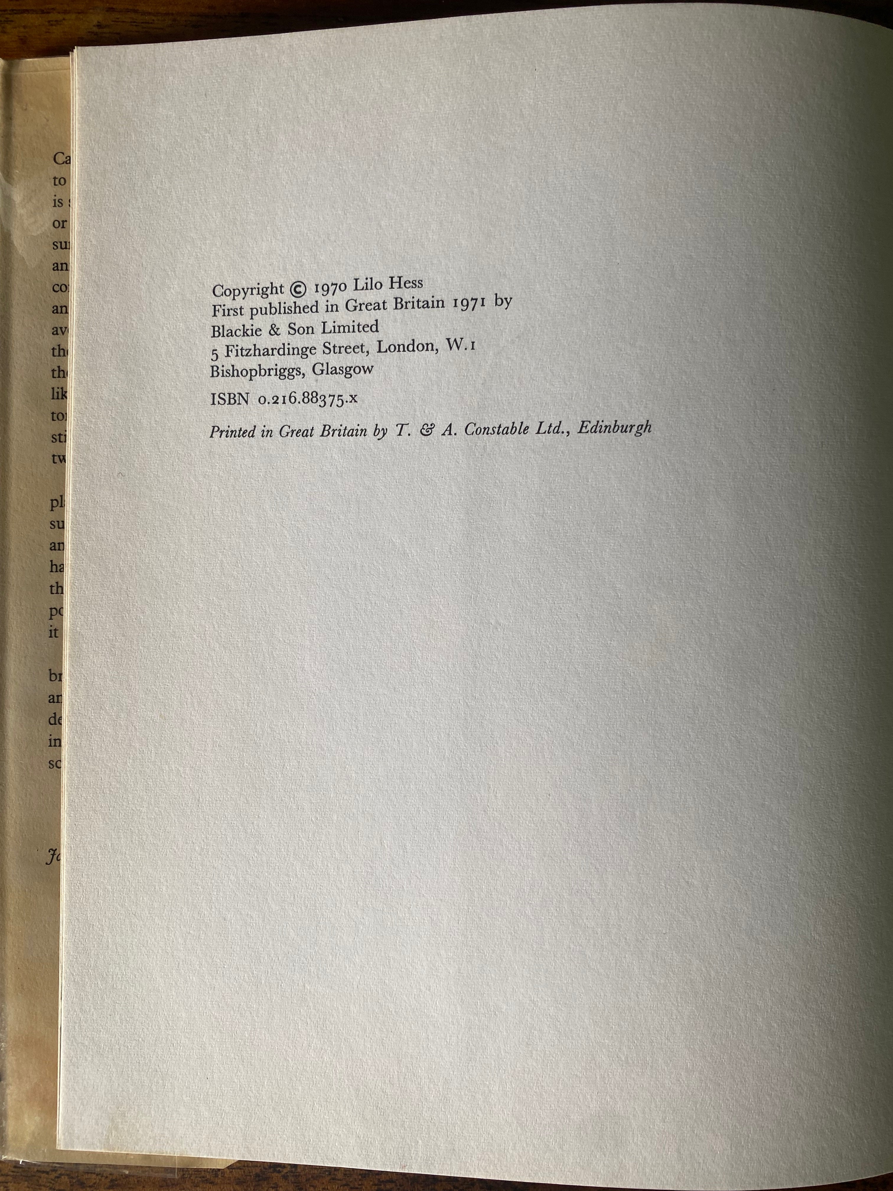 Animals That Hide Imitate and Bluff - Hess, Lilo