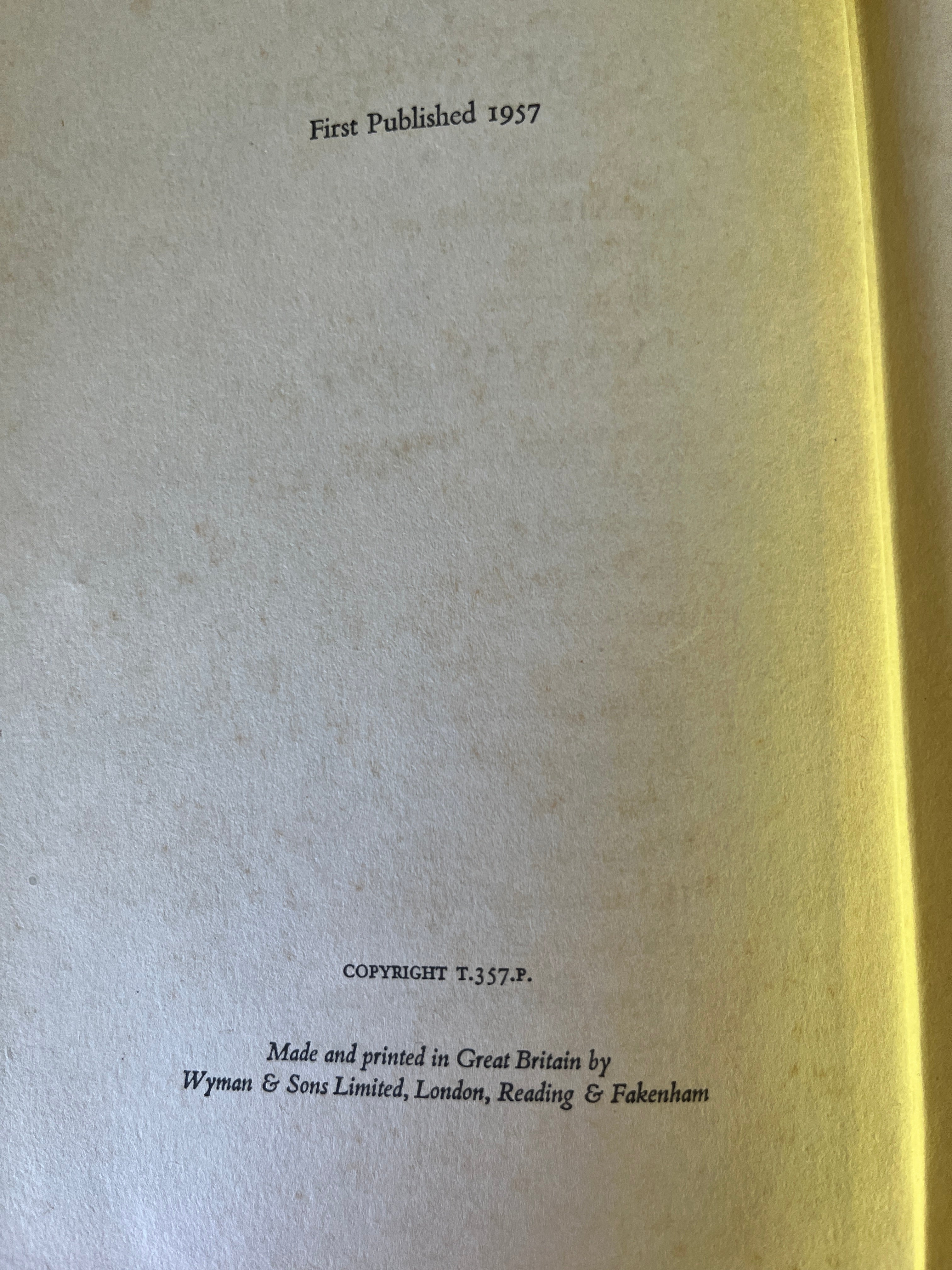 White Cliffs To Coral Reef; A Classic Small Boat Voyage - Howell, William